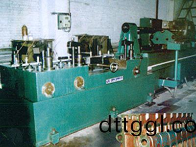 柴油機(ji)缸體(ti)凸輪(lun)軸(zhou)孔精鉸組郃(he)機牀